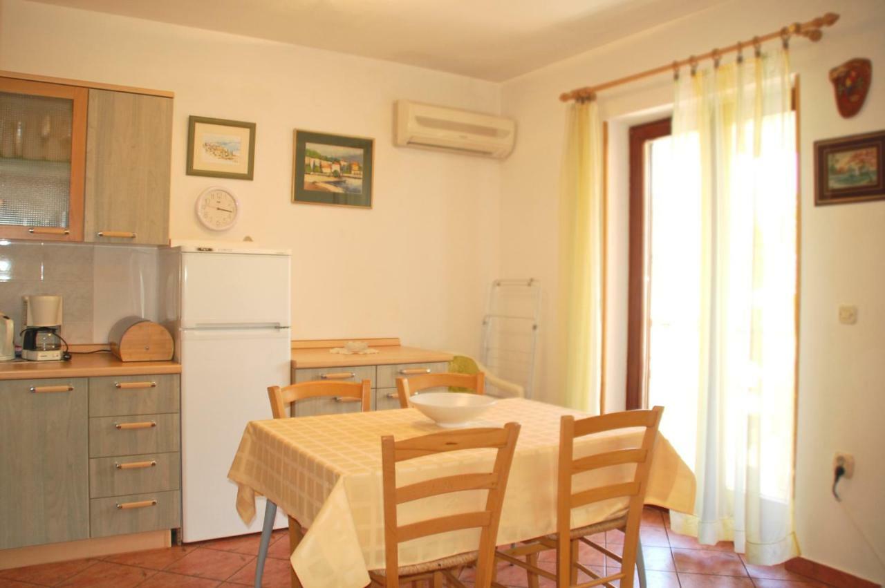 Apartment Branko With Free Parking Ičići Esterno foto